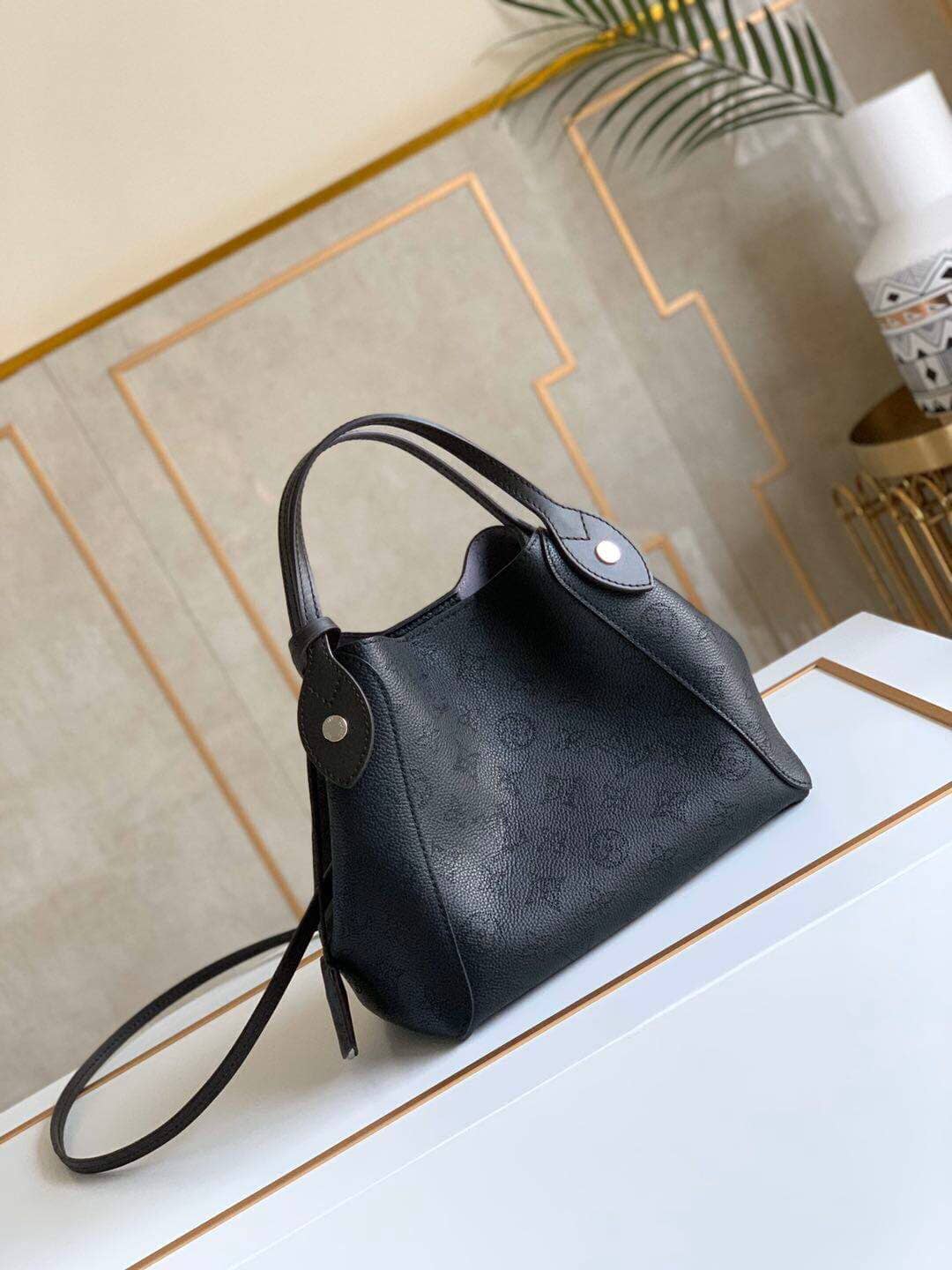 Best Replica Louis Vuitton Mahina Hina PM Leather Tote Replica Black M54353 - Colareps
