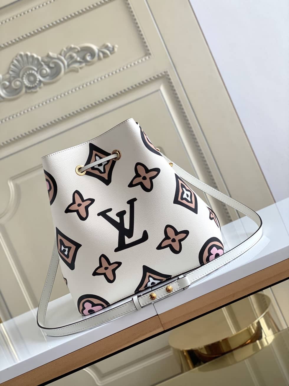 Best Replica Louis Vuitton NeoNoe Monogram Giant Jungle White M44679 Replica Bucket Bag - Colareps