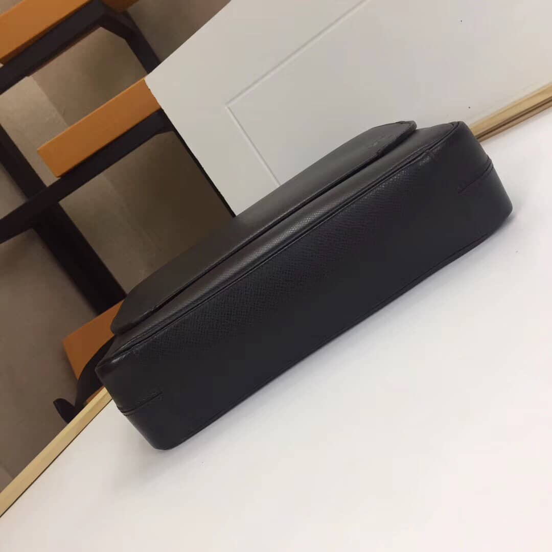 L0vis Vvtt0n Roman PM Taiga Line Shoulder Bag Replica M30619