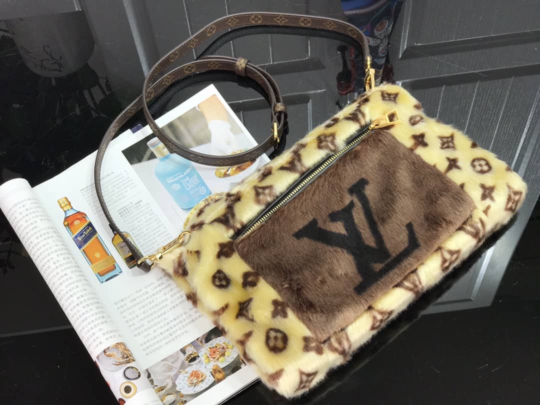 Best Replica Louis Vuitton In The Winter Muff Replica Bag M76094 - Colareps