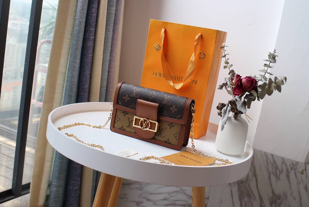 Best Replica Louis Vuitton Dauphine Chain Wallet Replica Shoulder Bag Brown M68746 - Colareps