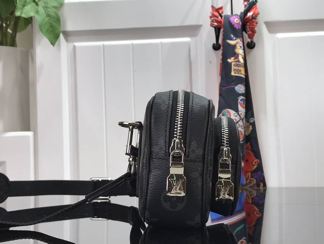 Best Replica Louis Vuitton Outdoor Replica Pochette Monogram Eclipse Black M30755 - Colareps
