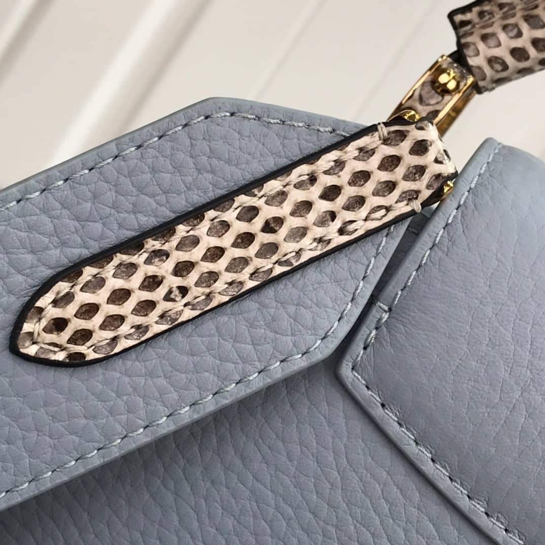 Best Replica Louis Vuitton Capucines MM Taurillon Leather Tote M94227 - Colareps
