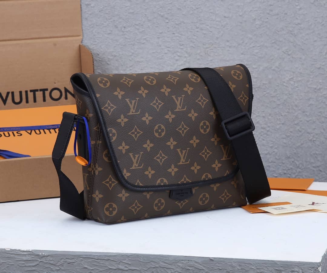 L0vis Vvtt0n Monogram Magnetic Messenger Bag Replica M45557