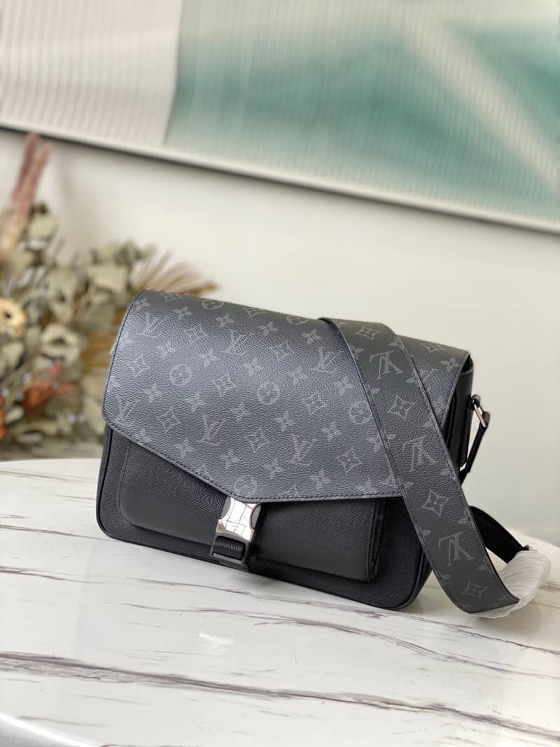 Best Replica Louis Vuitton Monogram Flap Leather Small Messenger Bag Replica Black M30746 - Colareps