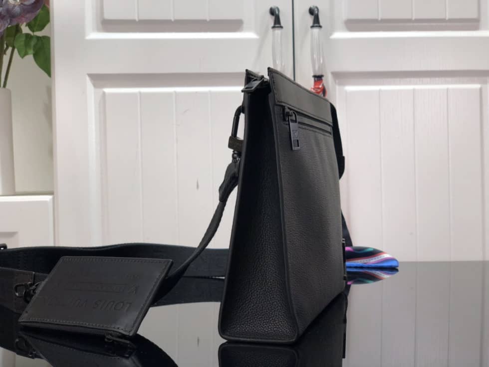 Best Replica Louis Vuitton Aerogramme Messenger Voyage M59329 Replica - Colareps