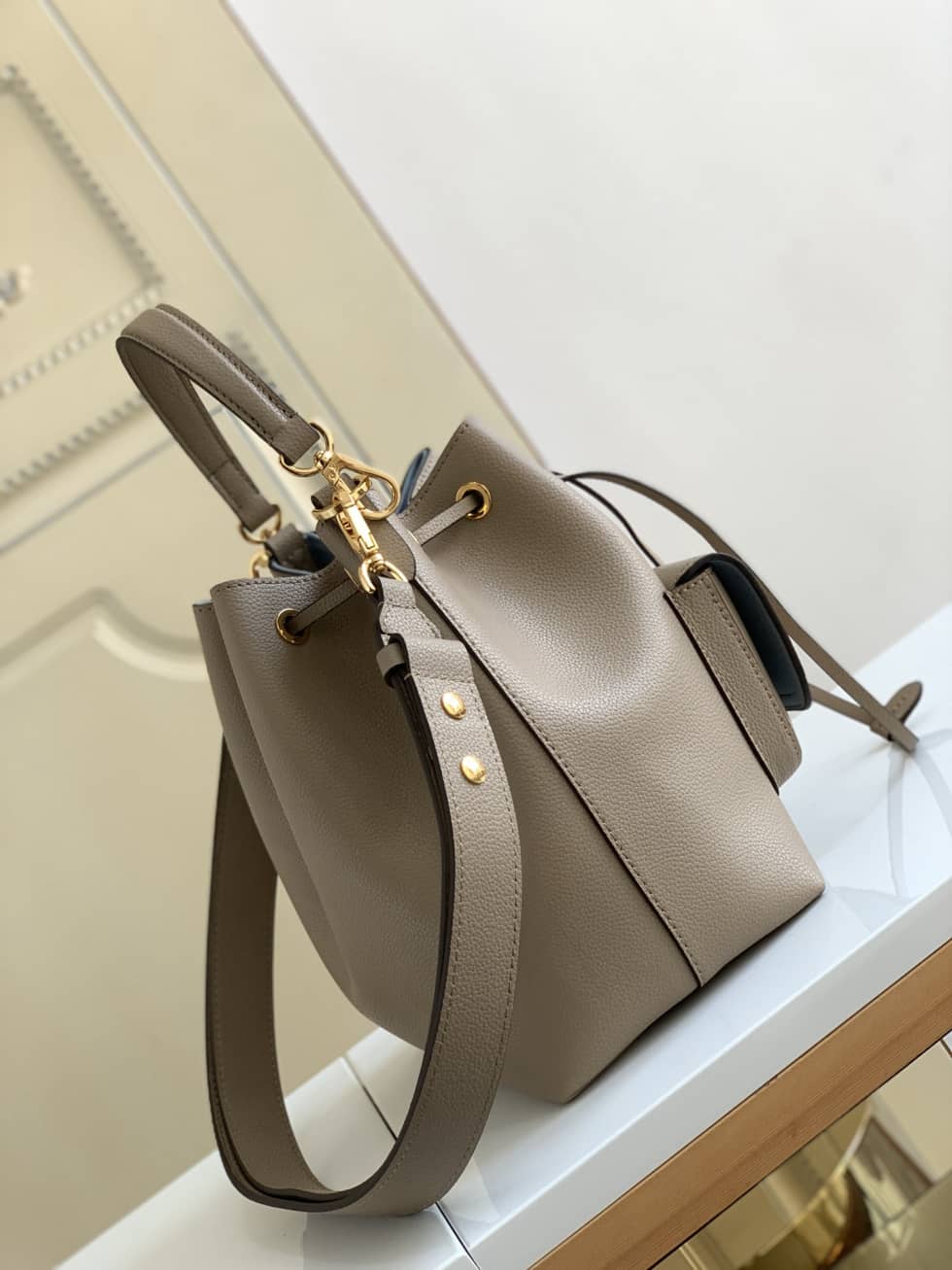 Best Replica Louis Vuitton Lockme Grained Calf Leather Greige M57688 Replica Bucket Bag - Colareps