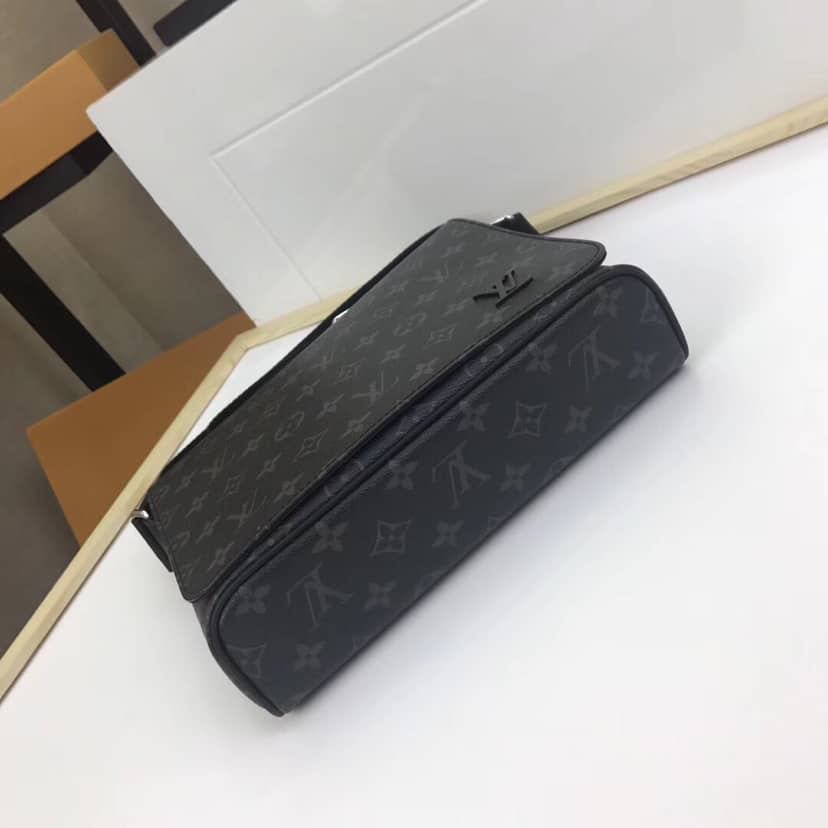 L0vis Vvtt0n District PM Monogram Eclipse Canvas Replica Shoulder Bag M44000