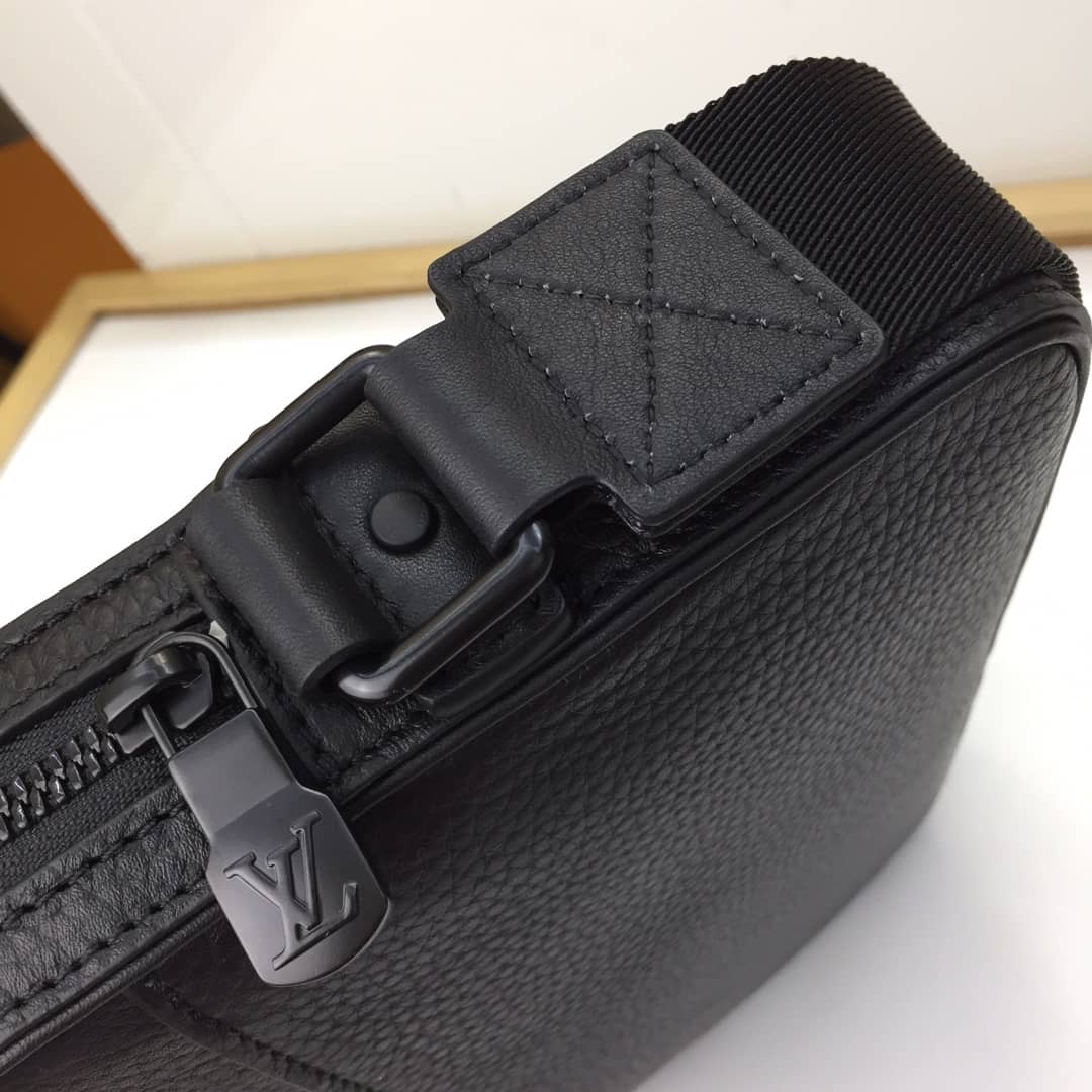 L0vis Vvtt0n Alpha Taurillon Leather Messenger Bag Replica M52767