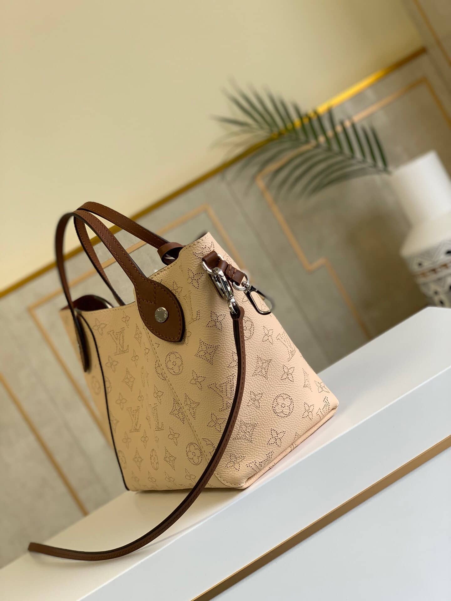 Best Replica Louis Vuitton Mahina Hina PM Leather Tote Replica Beige M54353 - Colareps