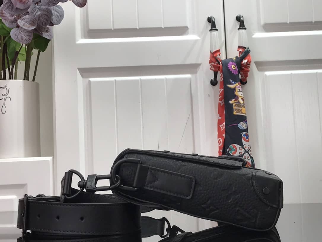 Best Replica Louis Vuitton Taurillon Monogram Leather Trunk Messenger Bag Replica M57726 - Colareps