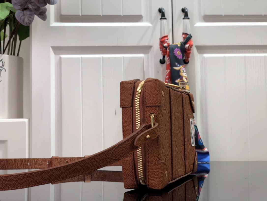Best Replica Louis Vuitton Crossbody Dupe Soft Trunk NBA Wearable M80549 - Colareps