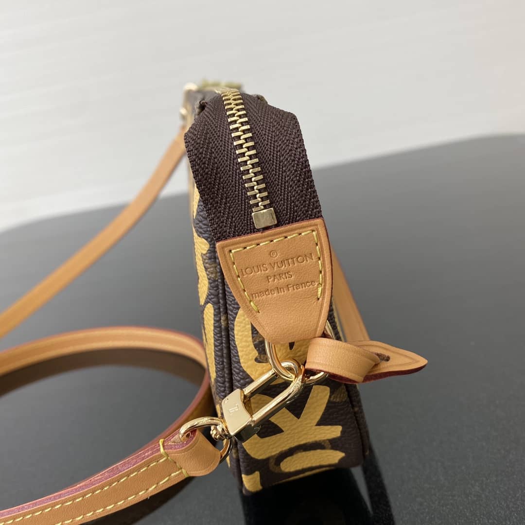 Best Replica Louis Vuitton Pochette Dupe 2001 Pochette Accessories Graffiti Monogram Bag M51980 - Colareps