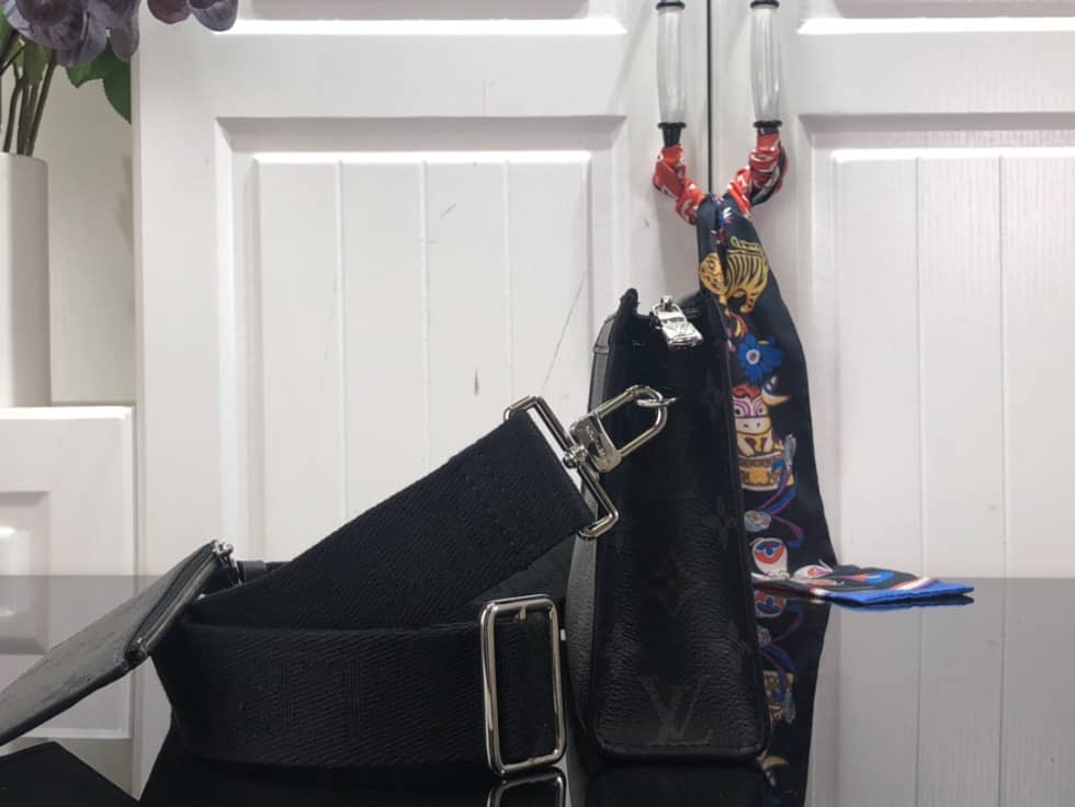 Best Replica Louis Vuitton Gaston Wearable Wallet Monogram Eclipse Reverse Black M81018 Replica - Colareps