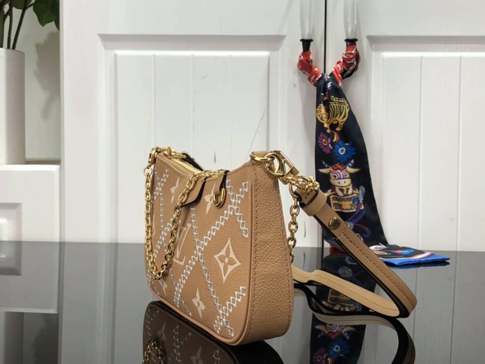 Best Replica Louis Vuitton Easy Pouch On Strap M81137 Replica Crossbody Bag - Colareps