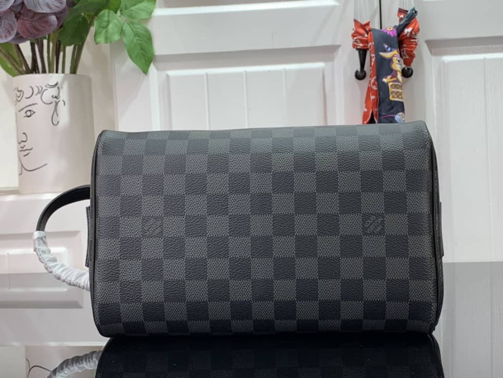 Best Replica Louis Vuitton Dopp Kit Toilet Pouch Monogram Canvas M44494 Replica - Colareps