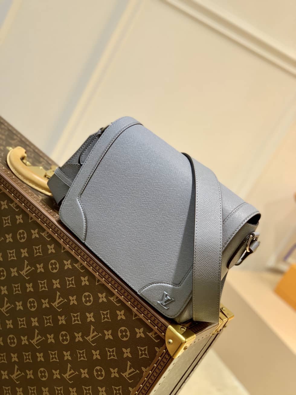 Best Replica Louis Vuitton New Flap Taiga Noir M30807 Replica Messenger Bag - Colareps
