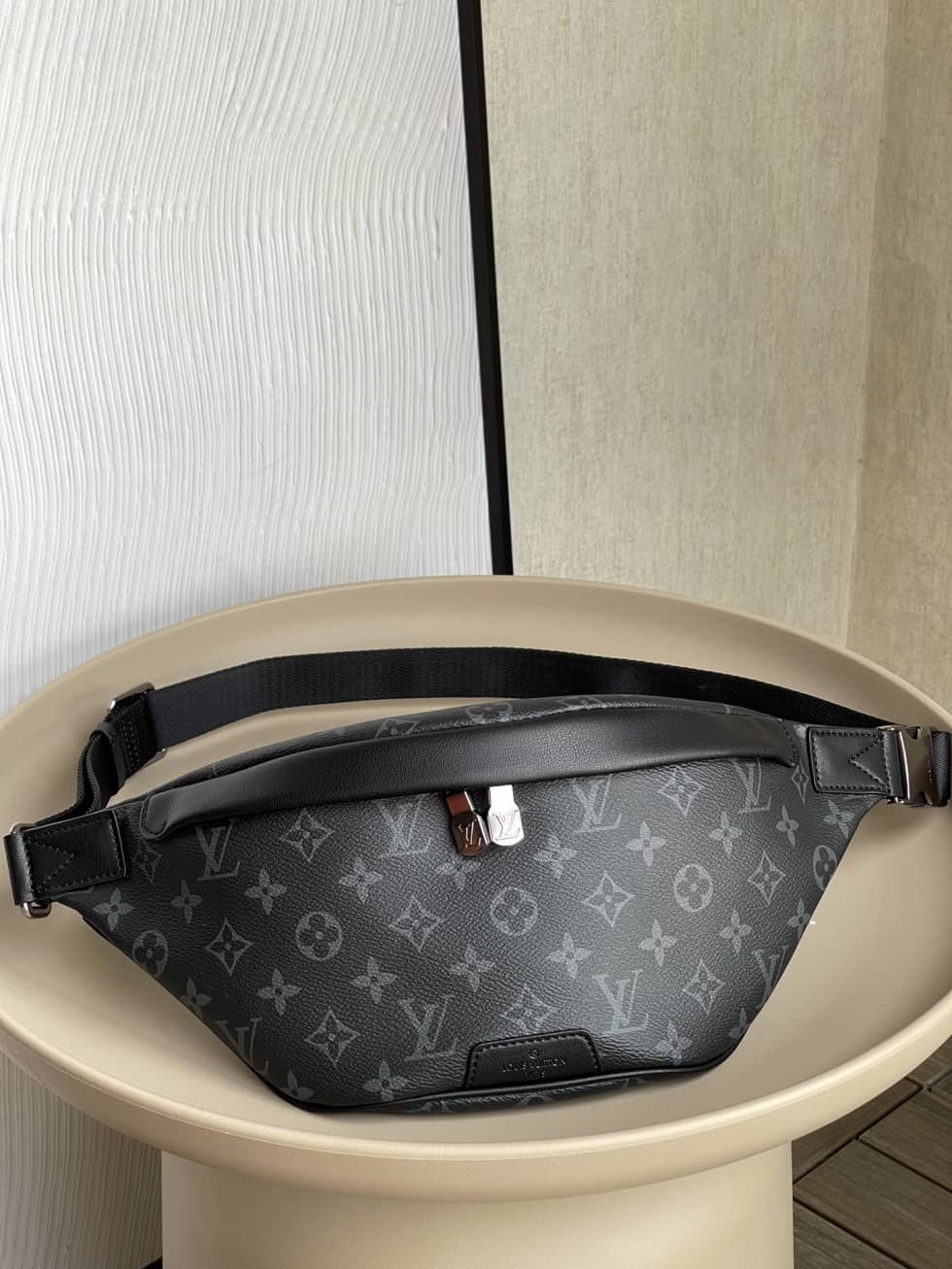 Best Replica Louis Vuitton Discovery Bumbag Monogram Eclipse Black M46035 Replica Belt Bag - Colareps
