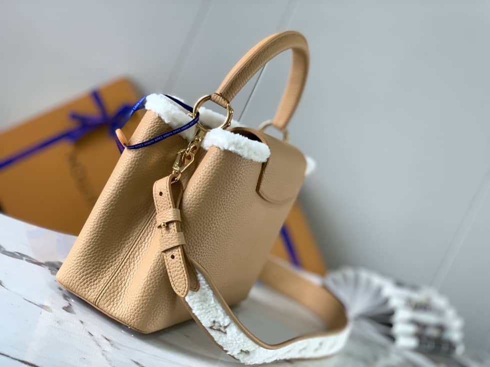 Best Replica Louis Vuitton Capucines MM Beige M59073 Replica Crossbody Bag - Colareps