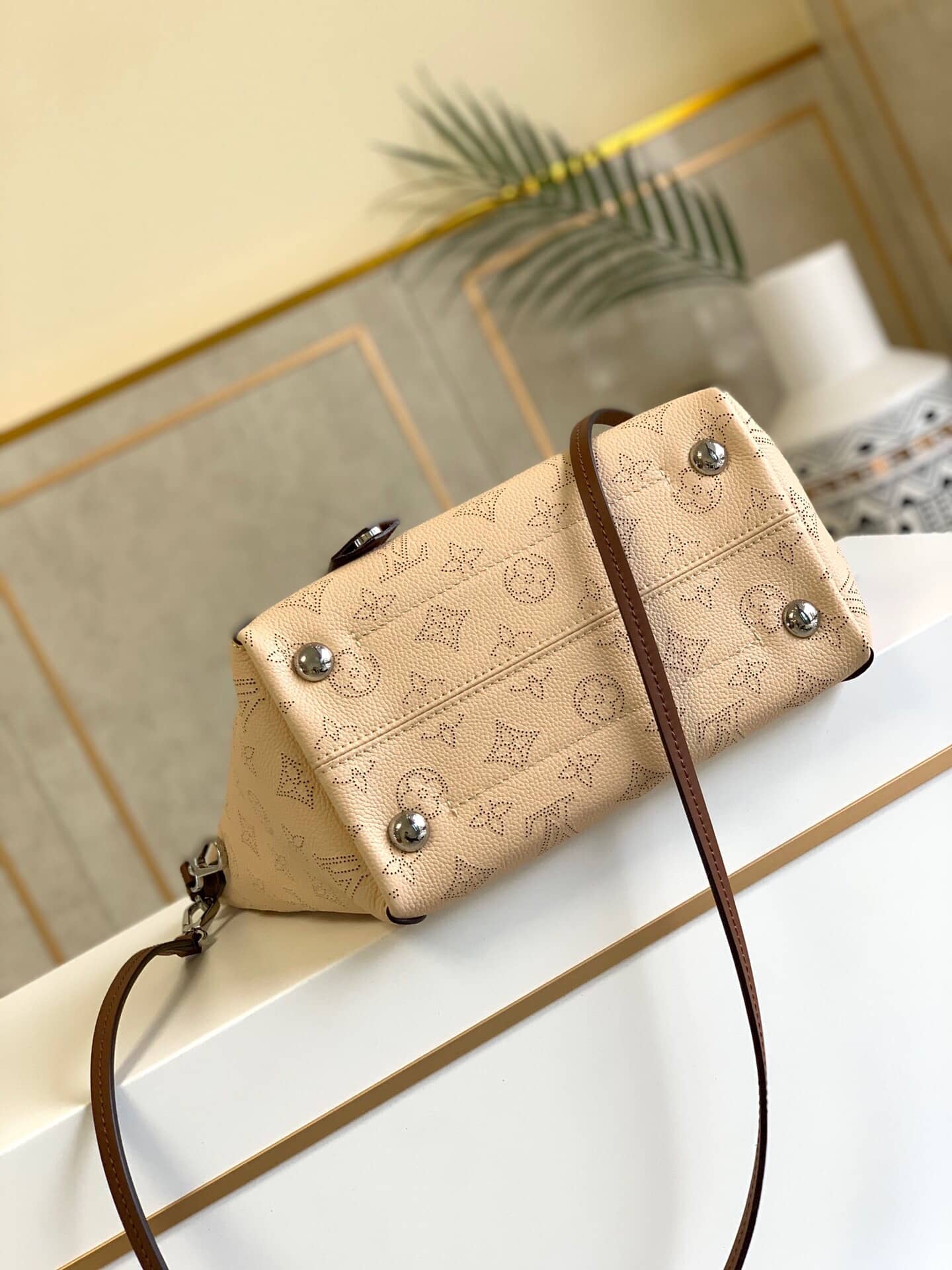 Best Replica Louis Vuitton Mahina Hina PM Leather Tote Replica Beige M54353 - Colareps