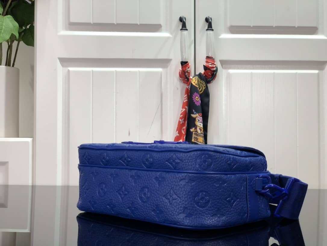 L0vis Vvtt0n S Lock Messenger Bag Replica Blue M58489