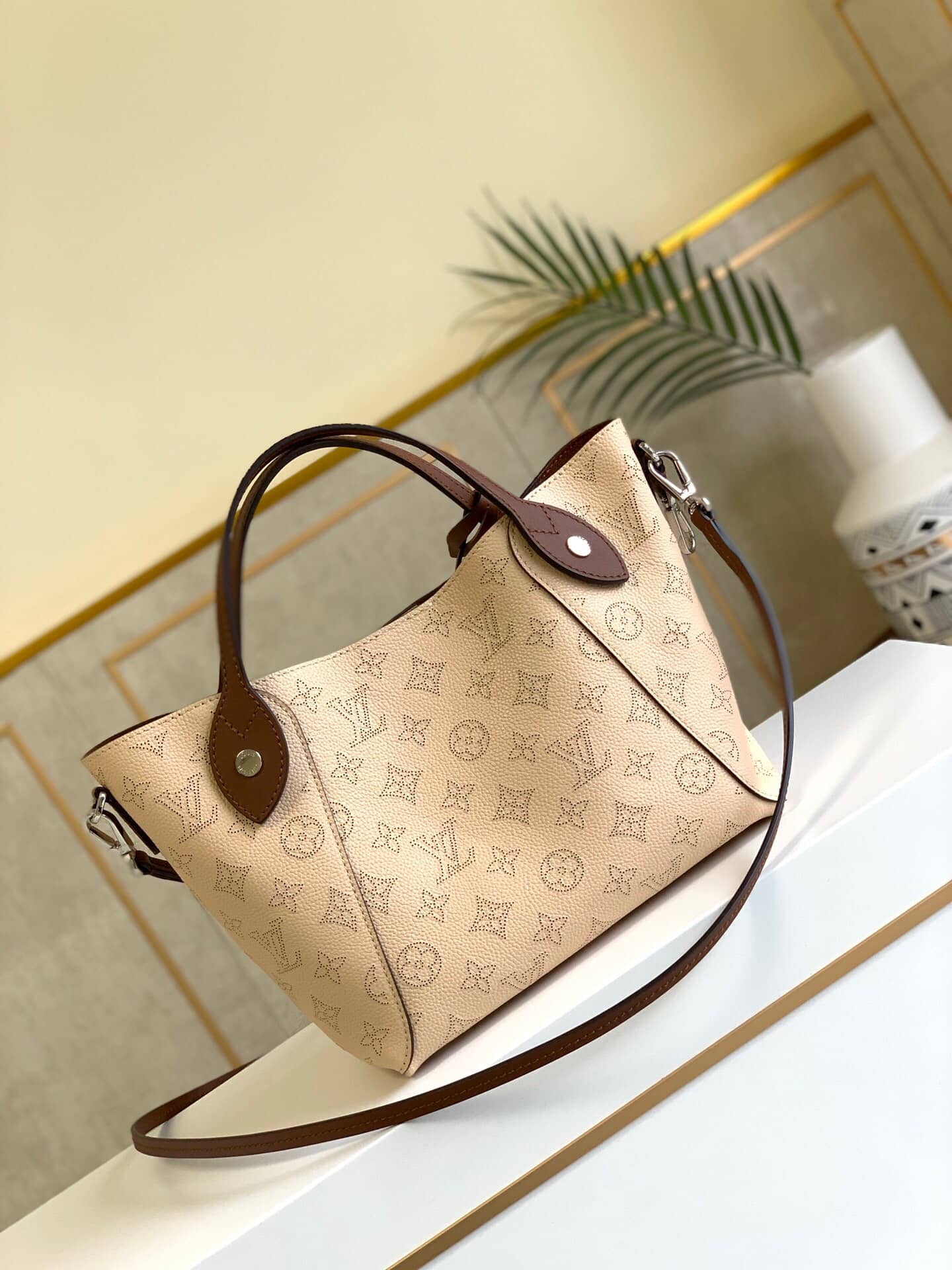 Best Replica Louis Vuitton Mahina Hina PM Leather Tote Replica Beige M54353 - Colareps