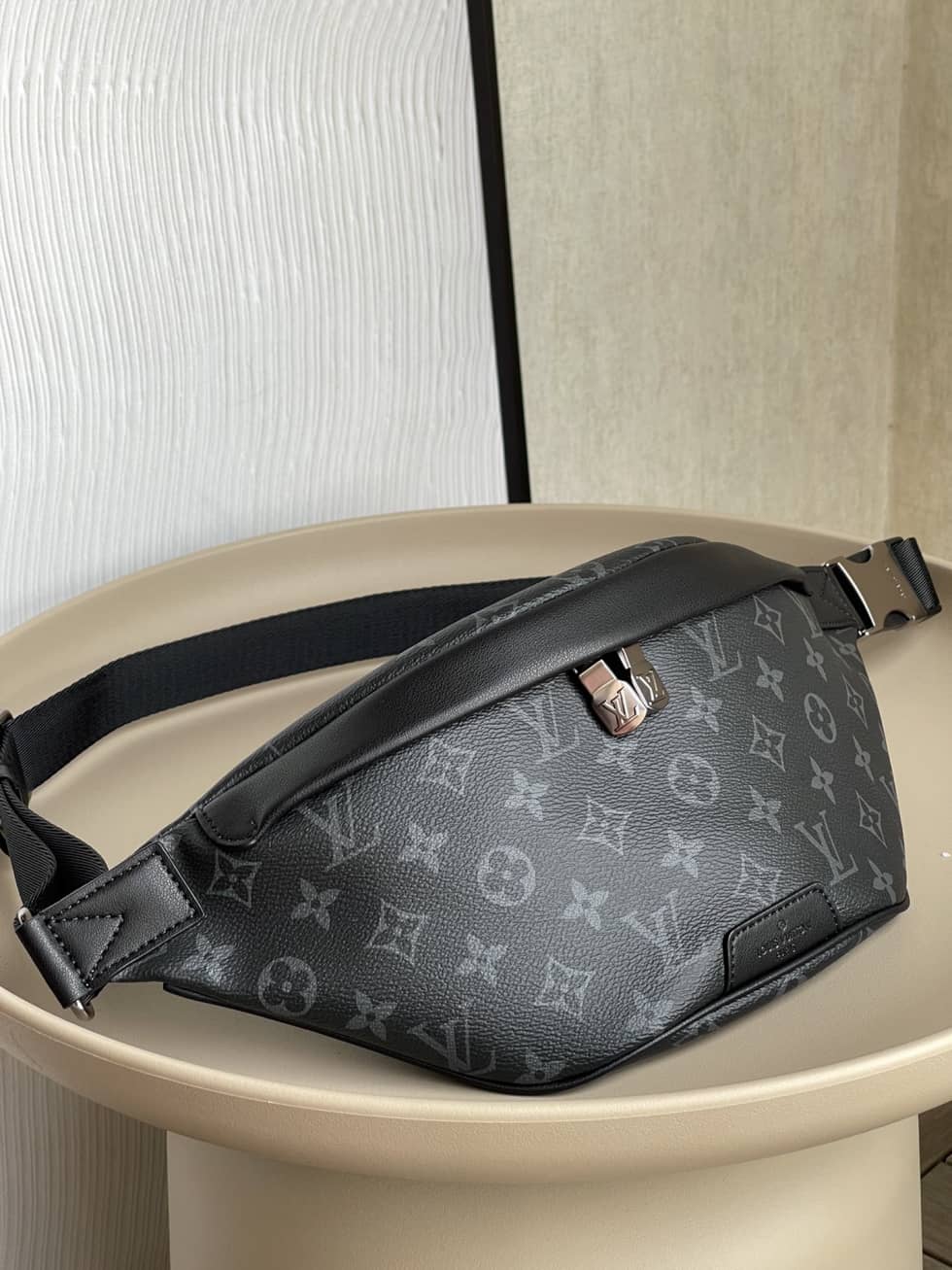 Best Replica Louis Vuitton Discovery Bumbag Monogram Eclipse Black M46035 Replica Belt Bag - Colareps