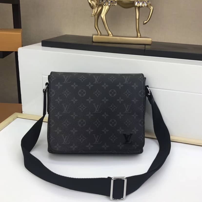 L0vis Vvtt0n District PM Monogram Eclipse Canvas Replica Shoulder Bag M44000