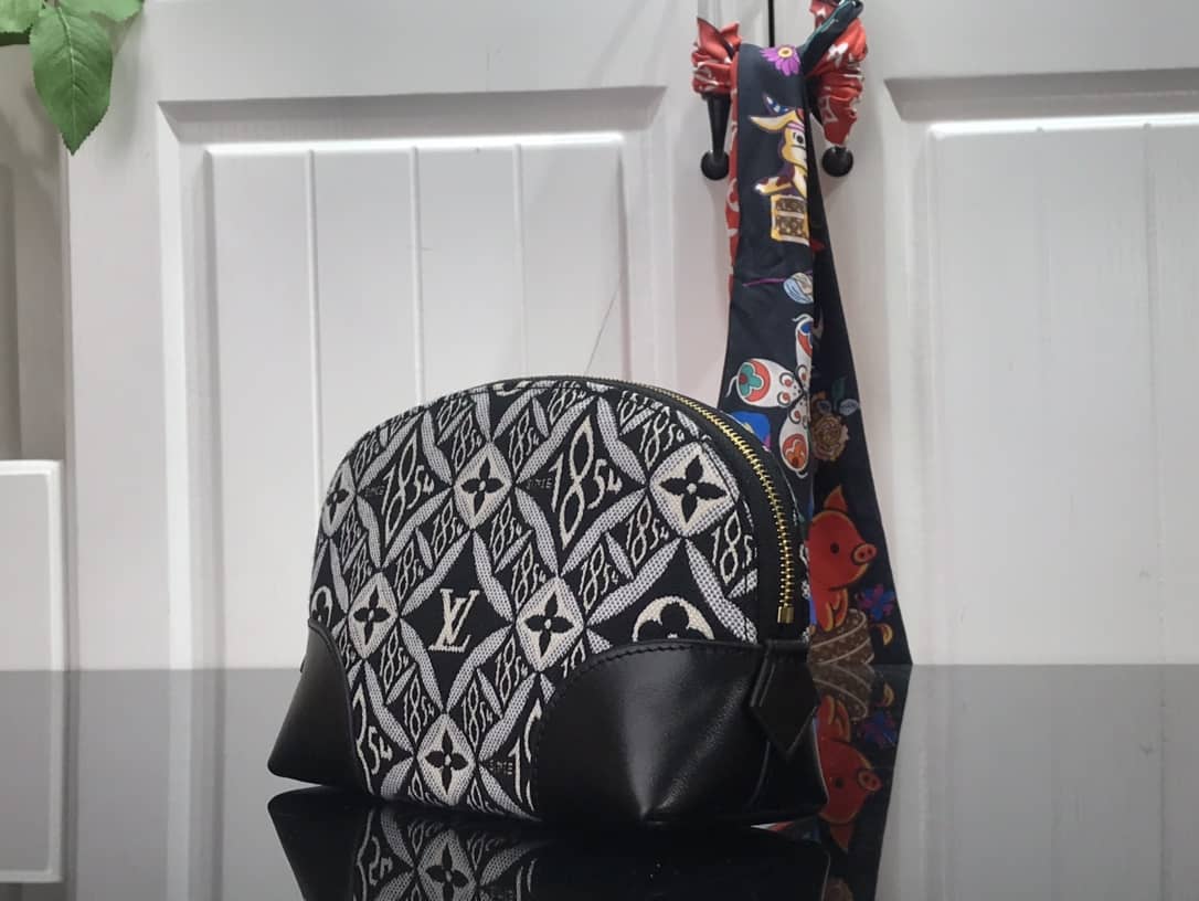 Best Replica Louis Vuitton Monogram Cosmetic Bag Replica Black M69991 - Colareps