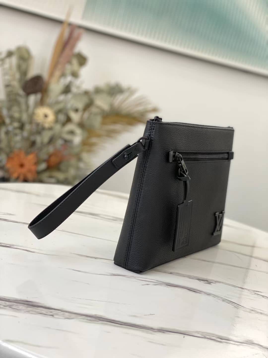 Best Replica Louis Vuitton Aerogram IPad Pouch Grained Calf Leather Replica M69837 - Colareps