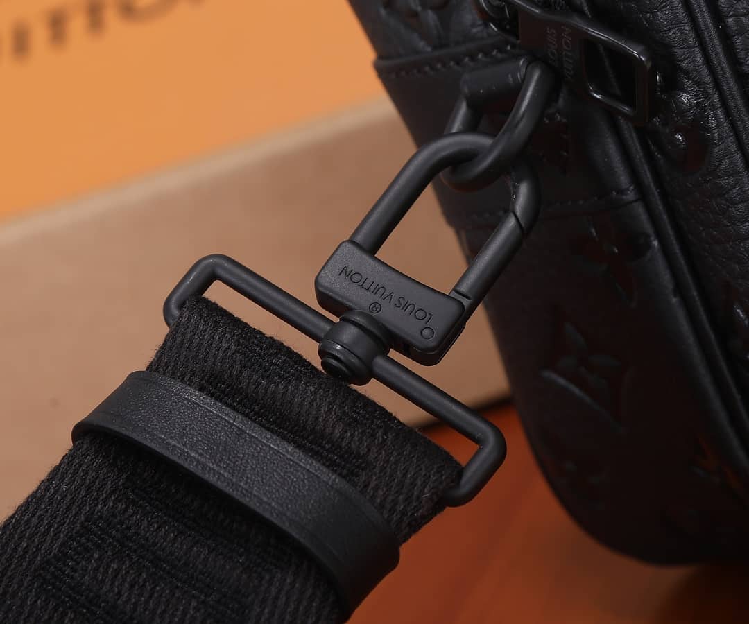 L0vis Vvtt0n S Lock Messenger Bag Replica Black M58489