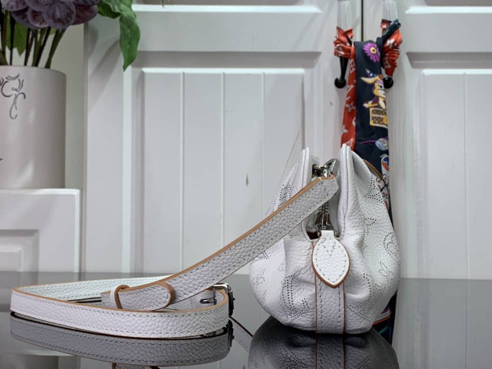 Best Replica Louis Vuitton Monogram Mahina Scala Mini M80092 Replica Crossbody Bag - Colareps