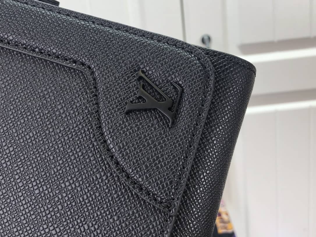 L0vis Vvtt0n New Flap Taiga Cowhide Leather Replica Messenger Bag M30807