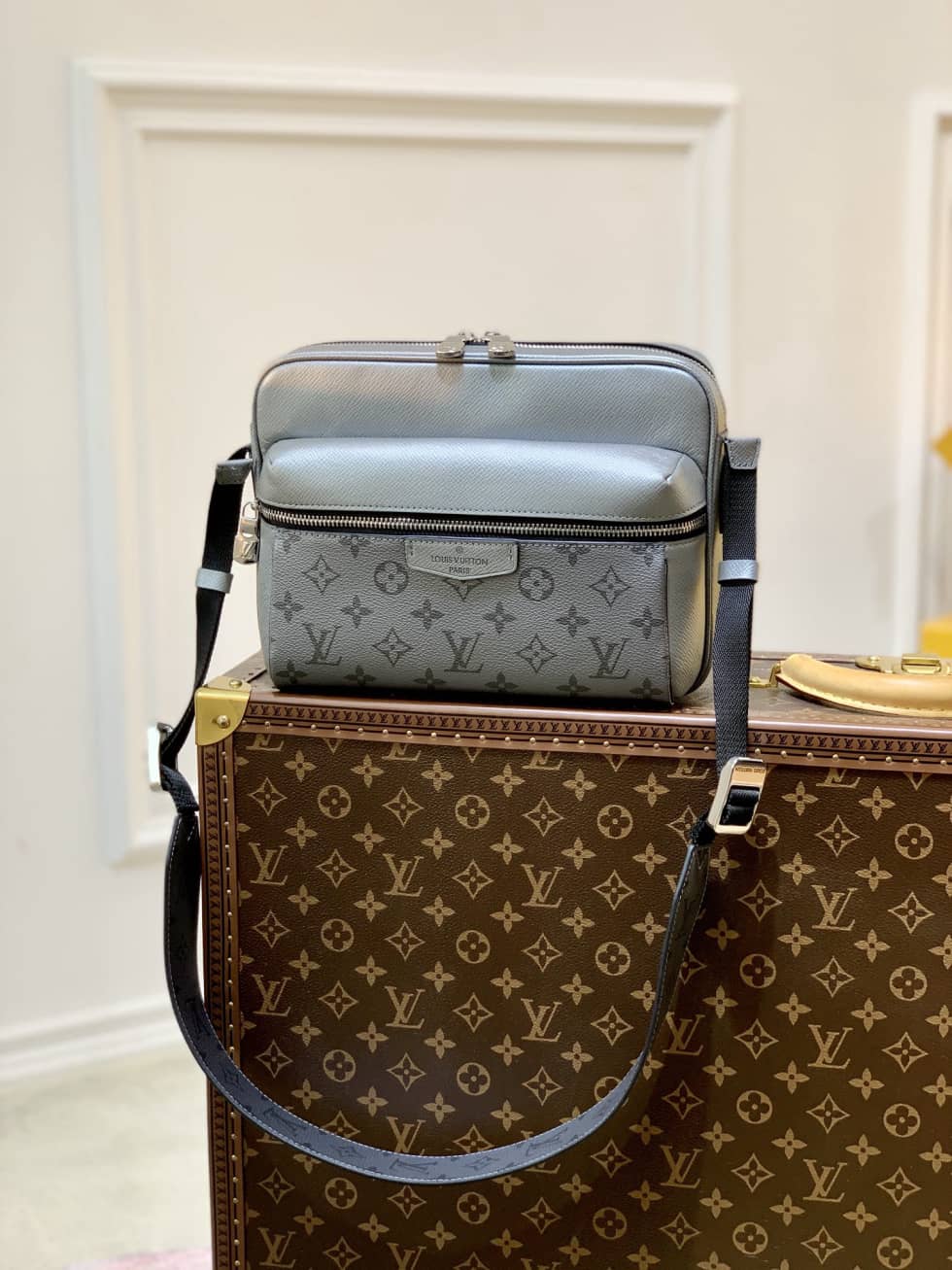 Best Replica Louis Vuitton Outdoor Thai Garama Silver M30830 Replica Messenger Bag - Colareps