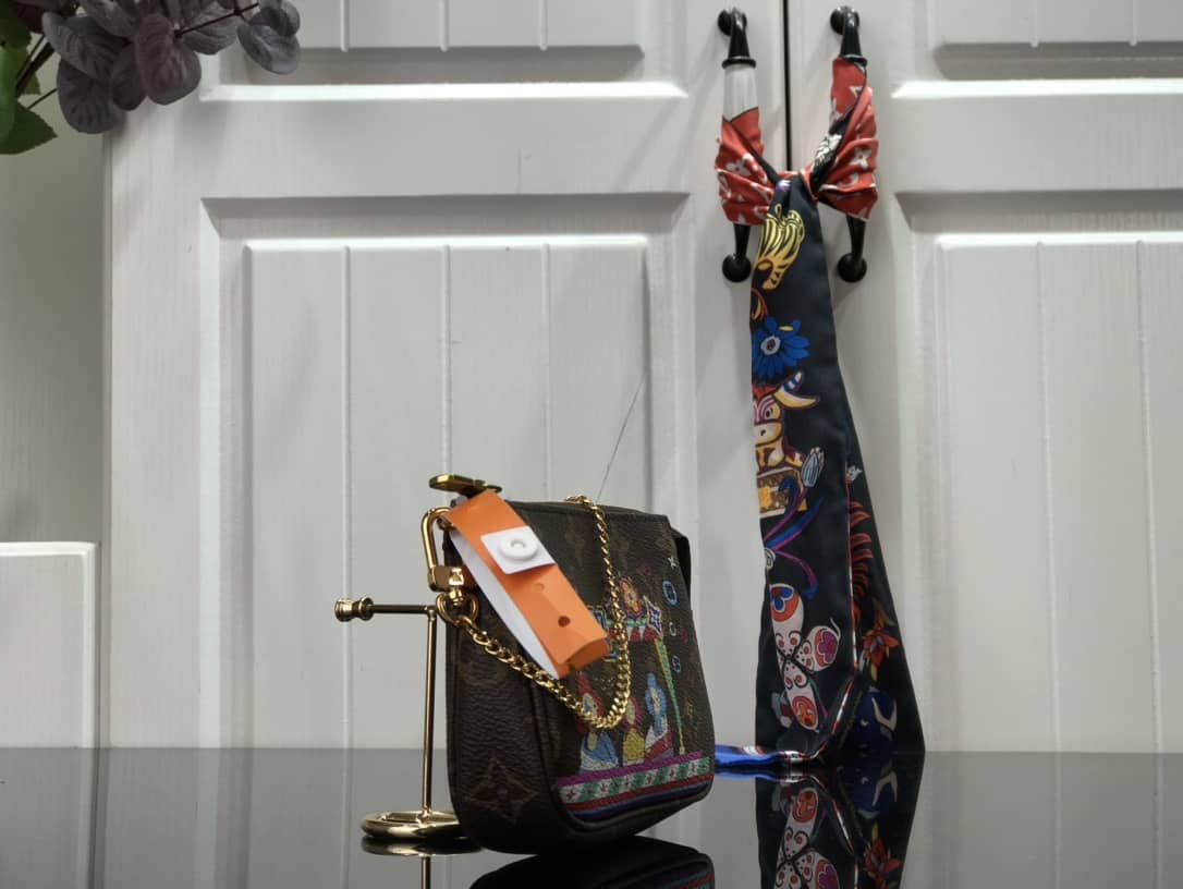 Best Replica Louis Vuitton Chain Mini Pochette Vivienne Christmas Replica Bag M69976 - Colareps