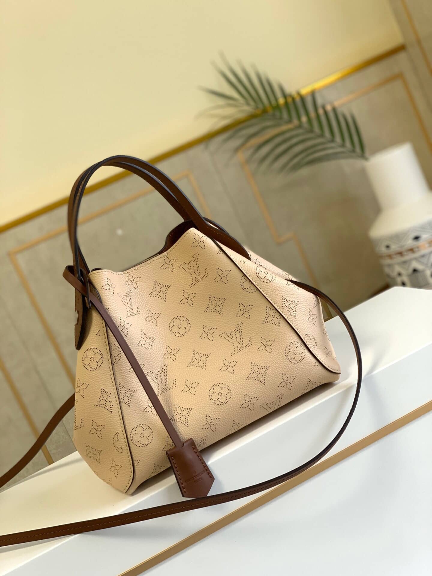 Best Replica Louis Vuitton Mahina Hina PM Leather Tote Replica Beige M54353 - Colareps