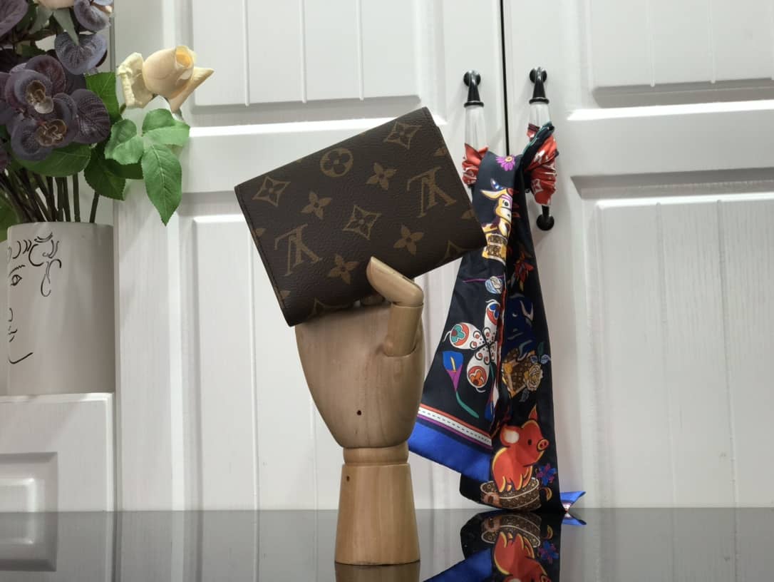 Best Replica Louis Vuitton Monogram Canvas Christmas Victorine Wallet Replica M69751 - Colareps
