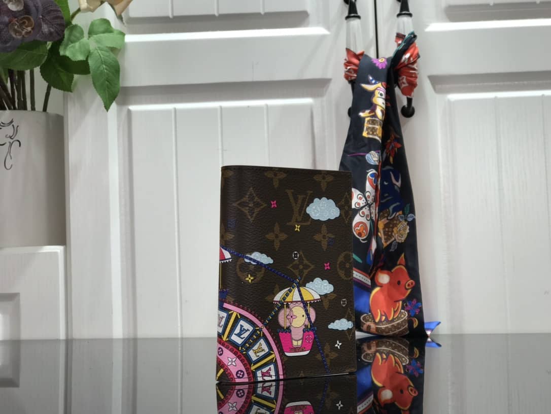 Best Replica Louis Vuitton Christmas Vivienne Monogram Passport Cover Replica M69746 - Colareps