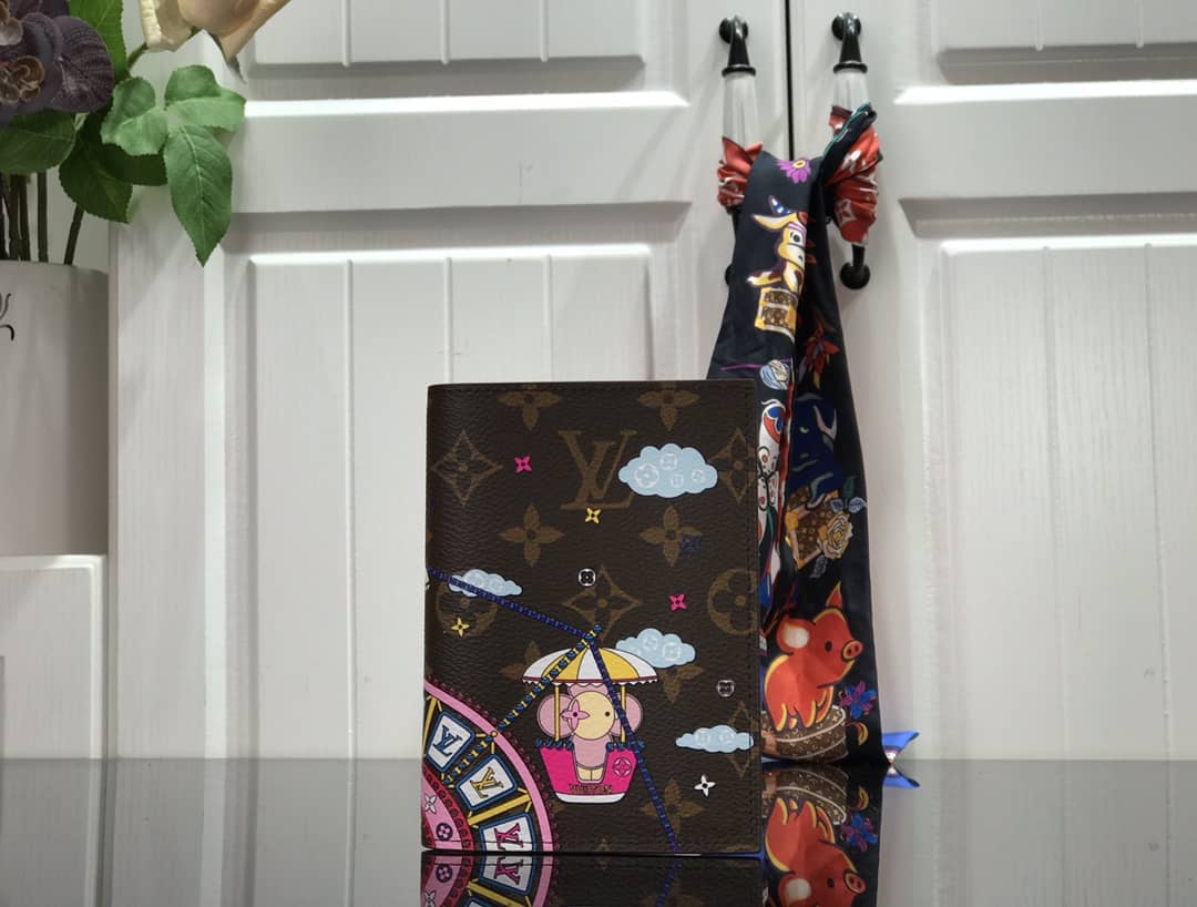 Best Replica Louis Vuitton Christmas Vivienne Monogram Passport Cover Replica M69746 - Colareps