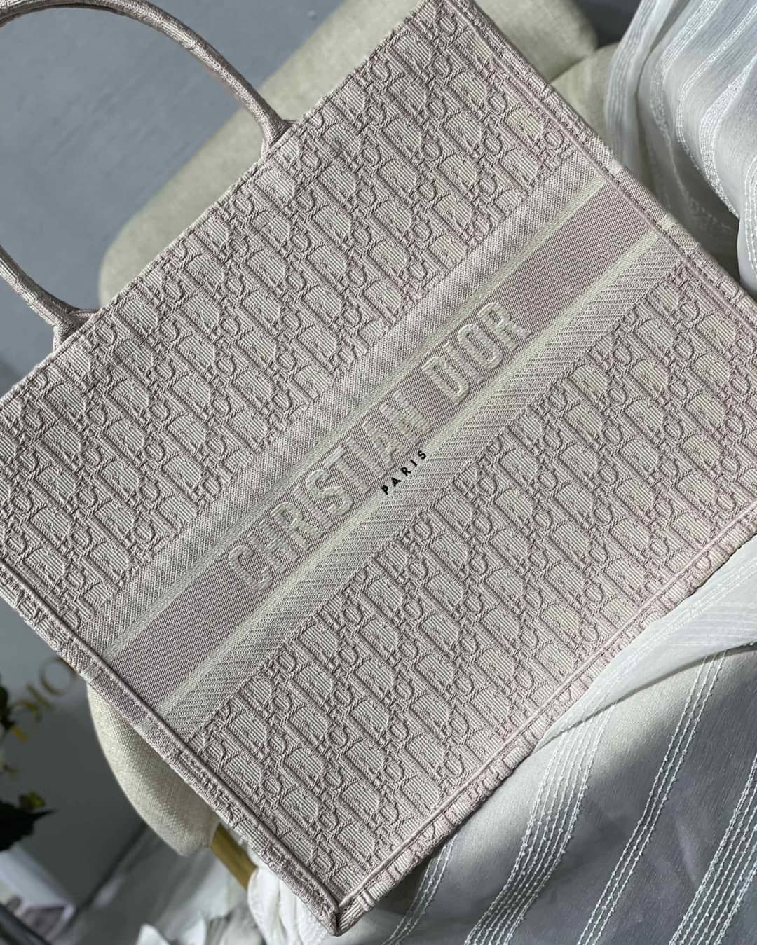 Best Replica Christian Dior CD Book Embroidery Replica Tote - Colareps