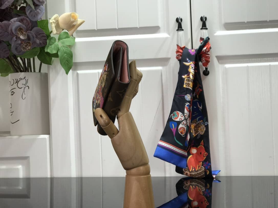 Best Replica Louis Vuitton Wallet Dupe Zippy Victorine Vivienne For Japan Monogram CanvasM69754 - Colareps