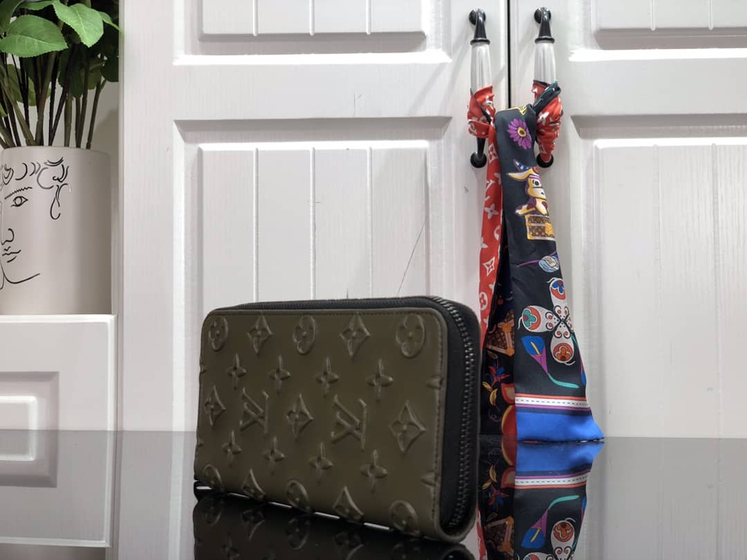 Best Replica Louis Vuitton Wallet Dupe Zippy Veltical Monogram Seal M80505 - Colareps