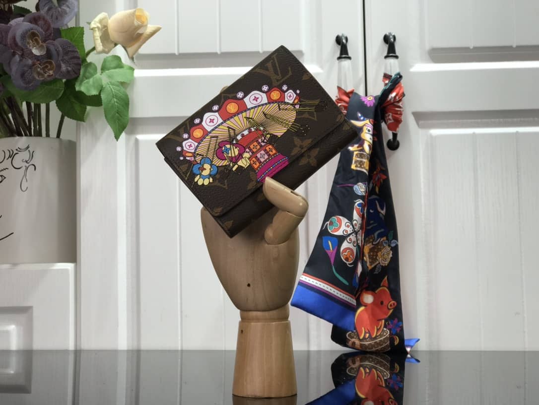 Best Replica Louis Vuitton Wallet Dupe Zippy Victorine Vivienne For Japan Monogram CanvasM69754 - Colareps