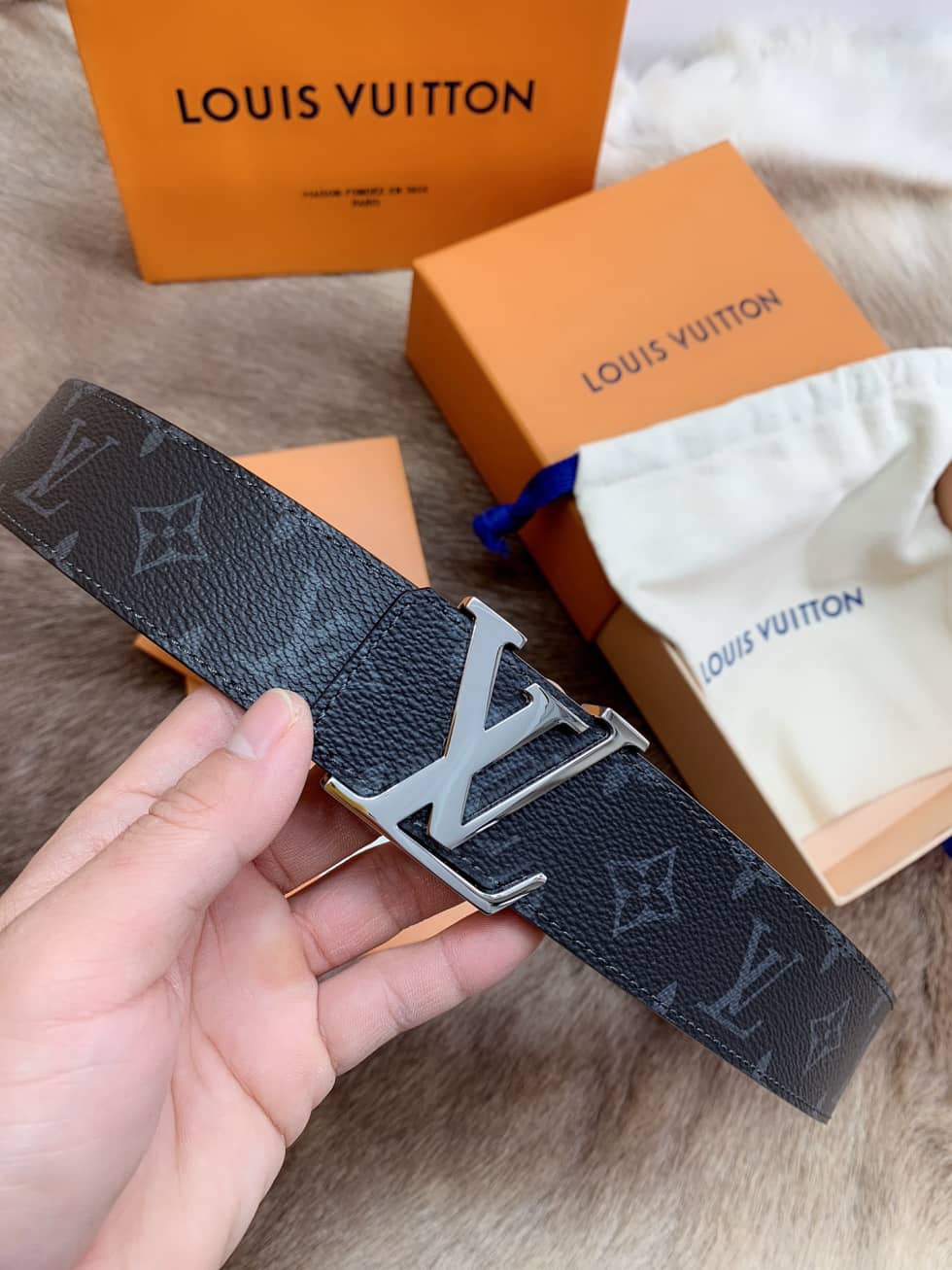 Best Replica Replica Louis Vuitton Belt Logo 40mm - Colareps