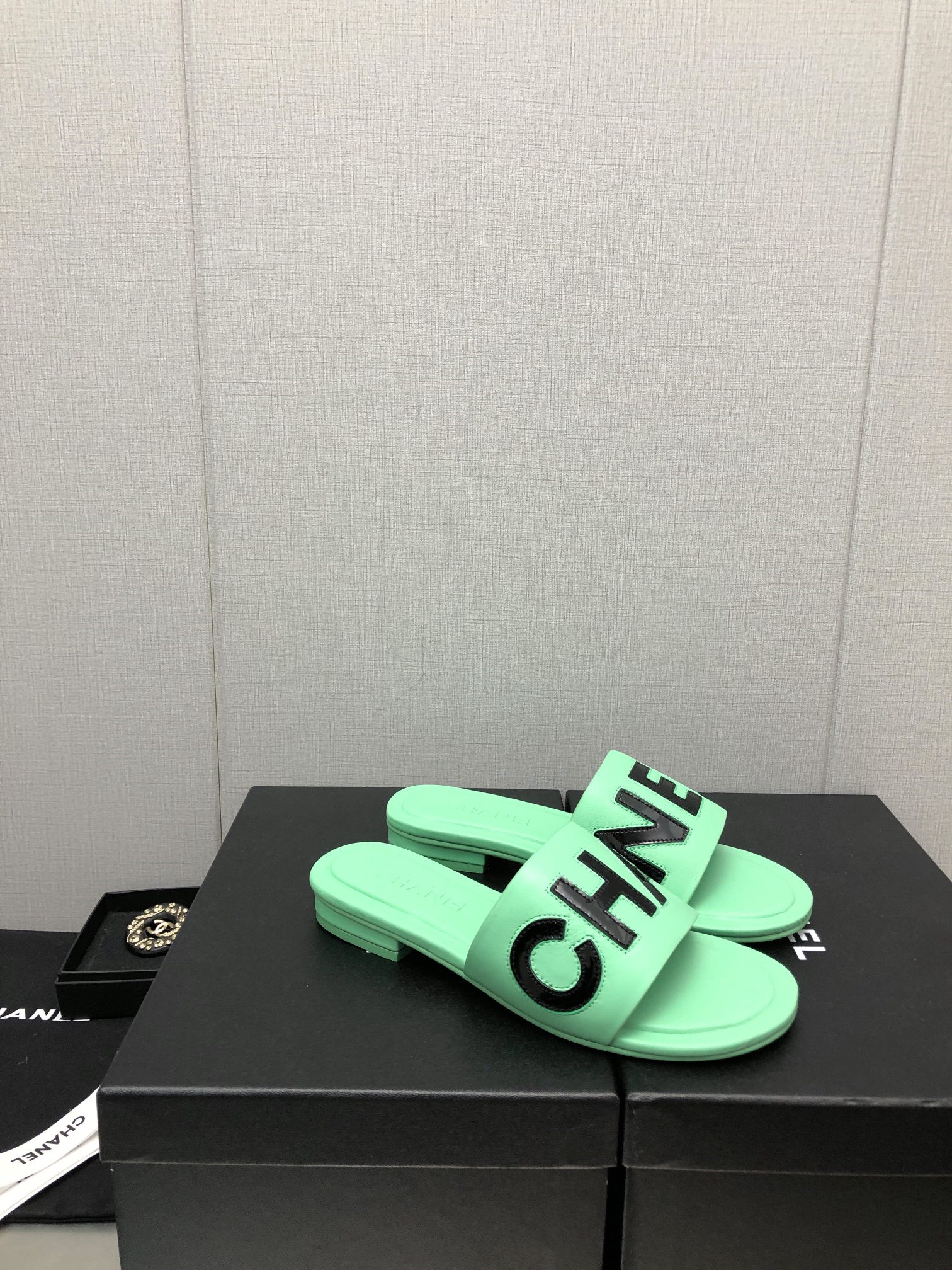 Best Replica Chanel color matching letter leather buckle slippers - Colareps