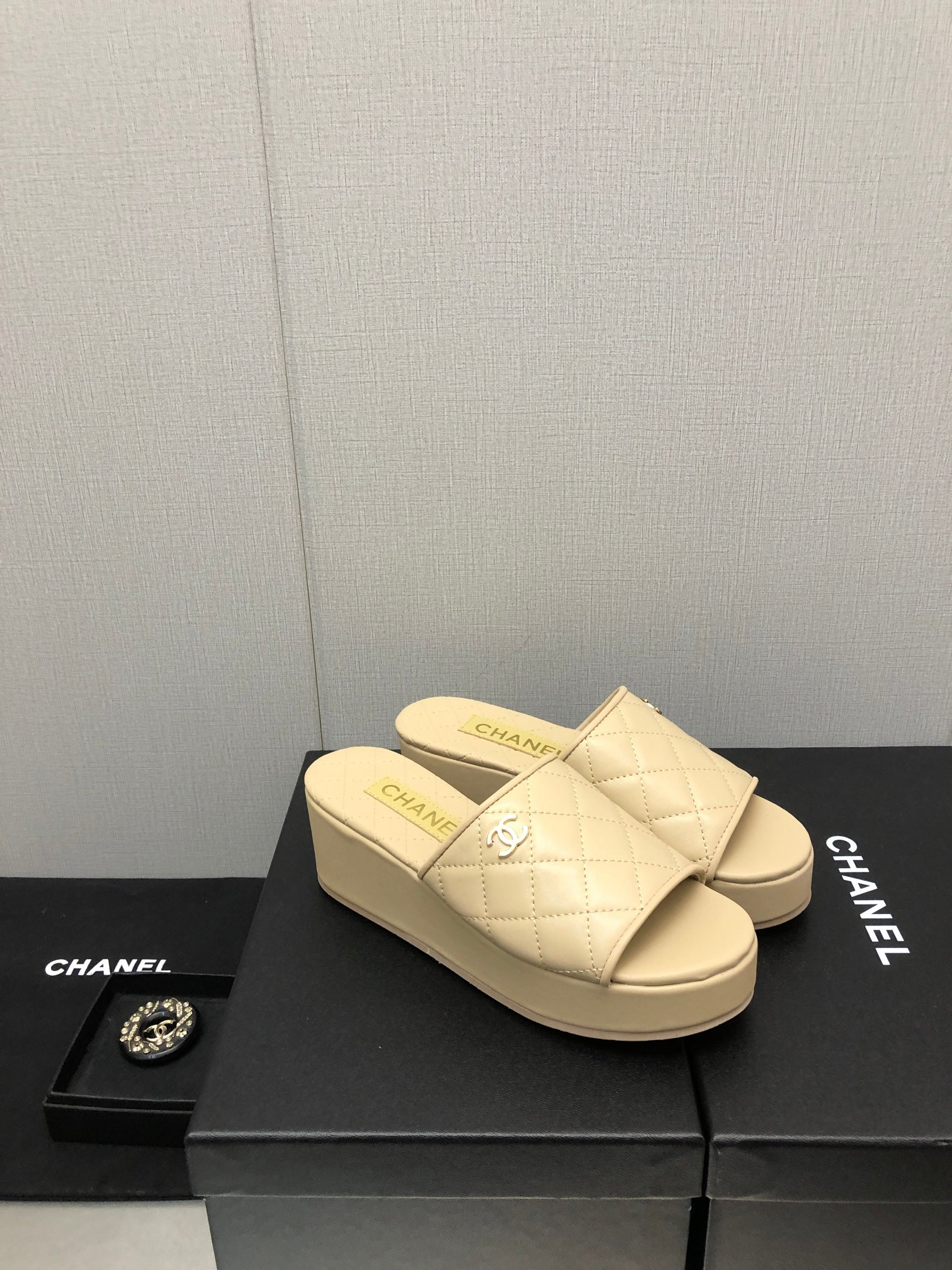 Best Replica Chanel rubber outsole high imitation water platform slippers - Colareps