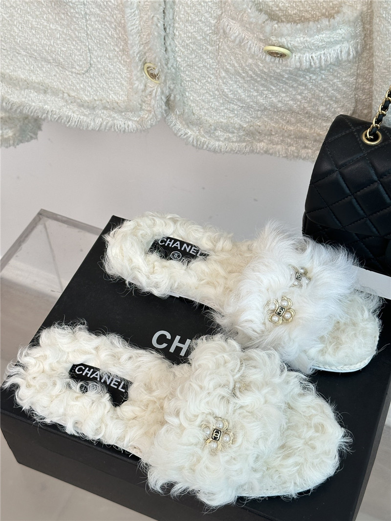 Best Replica Chanel new Mier pure wool double C four-leaf clover fur slippers - Colareps