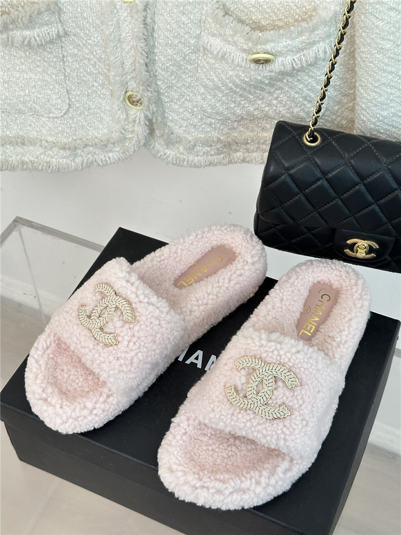 Best Replica Chanel classic four seasons double C plush slippers - Colareps