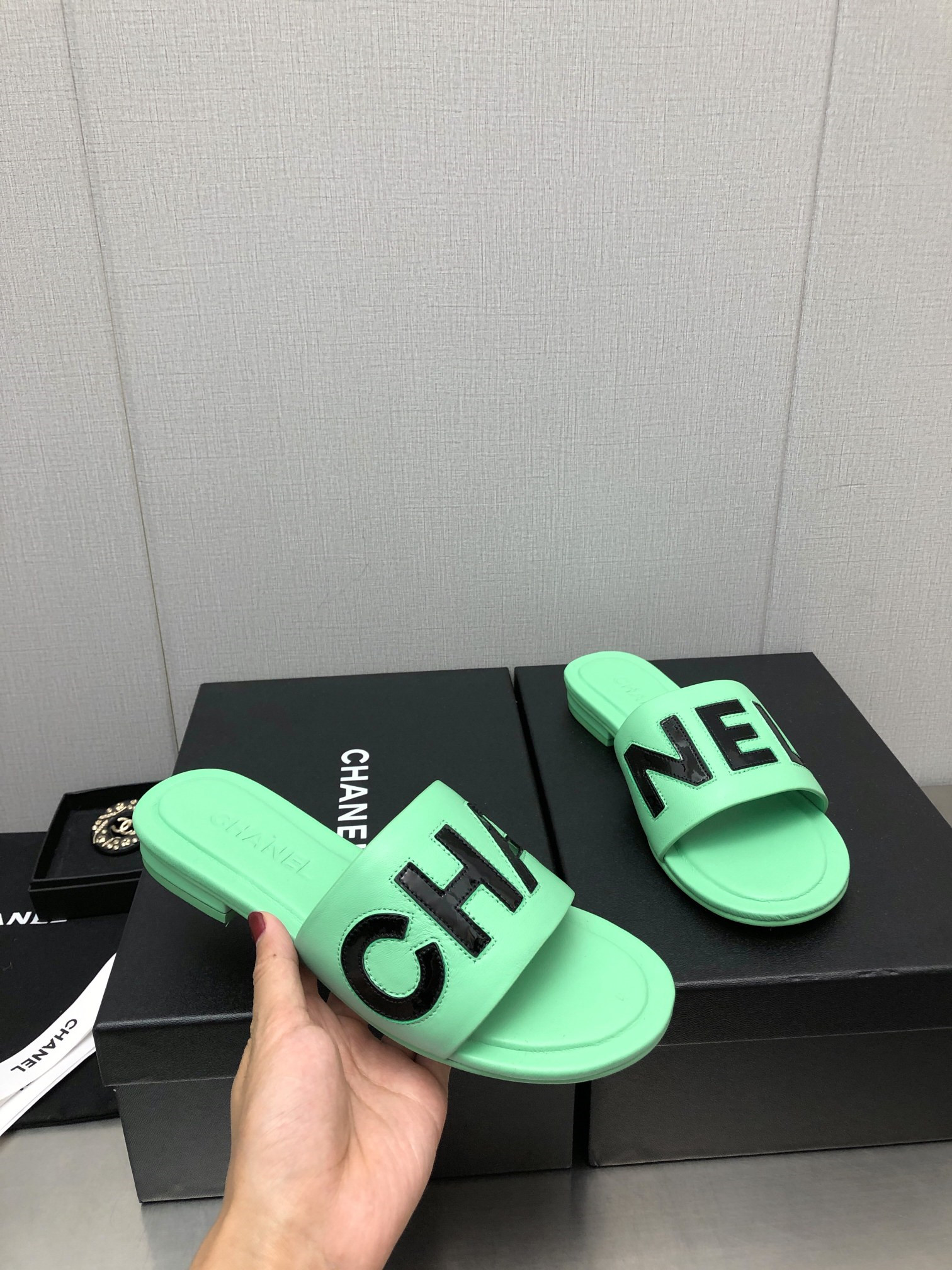Best Replica Chanel color matching letter leather buckle slippers - Colareps