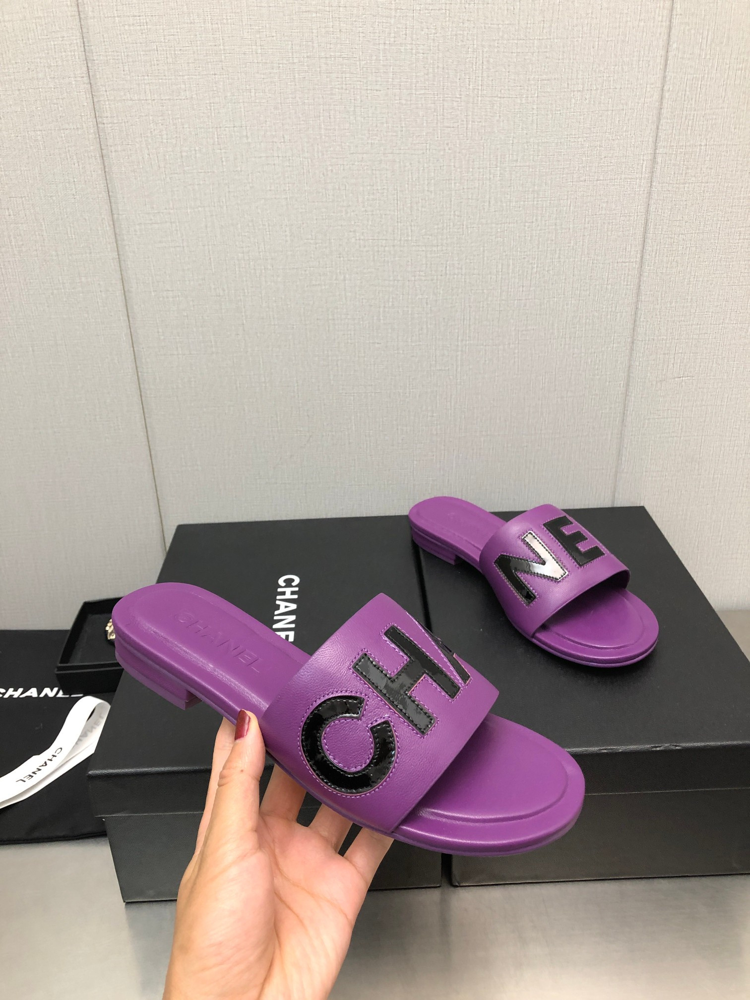 Best Replica Chanel color matching letter leather buckle slippers - Colareps